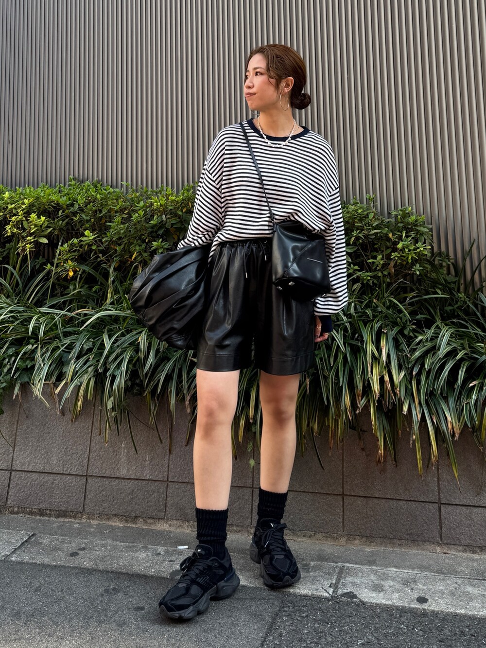 ブラック系のシャツ/ブラウス、ブラック系のその他パンツ、ブルー系のTシャツ/カットソーを着用したレディースの冬コーディネートの2枚目の写真