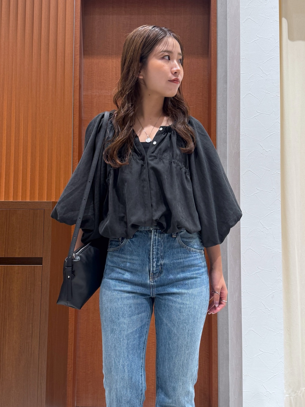 ブルー系のデニムパンツ、ブラウン系のシャツ/ブラウス、ブラック系のハンドバッグを着用したレディースの夏コーディネートの8枚目の写真