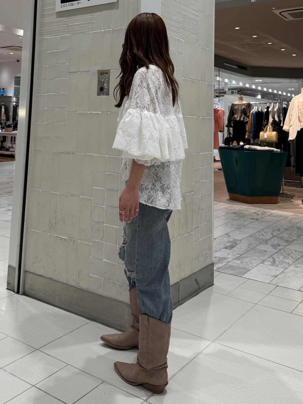 ブルー系のデニムパンツ、ホワイト系のシャツ/ブラウス、ベージュ系のブーツを着用したレディースの春コーディネートの4枚目の写真
