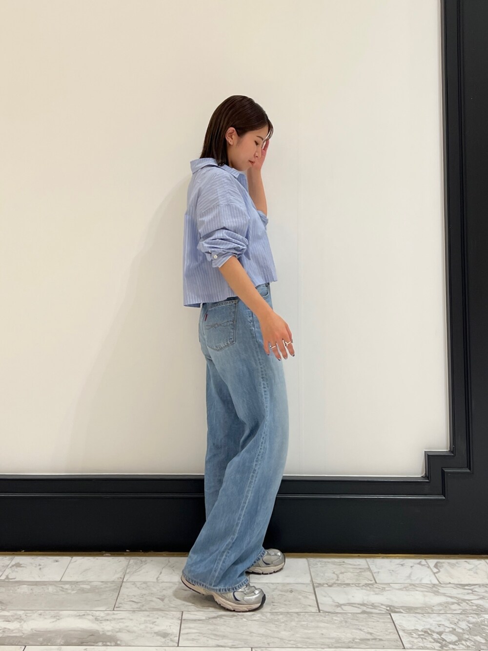 ブルー系のデニムパンツ、その他のシャツ/ブラウスを着用したレディースの春コーディネートの7枚目の写真