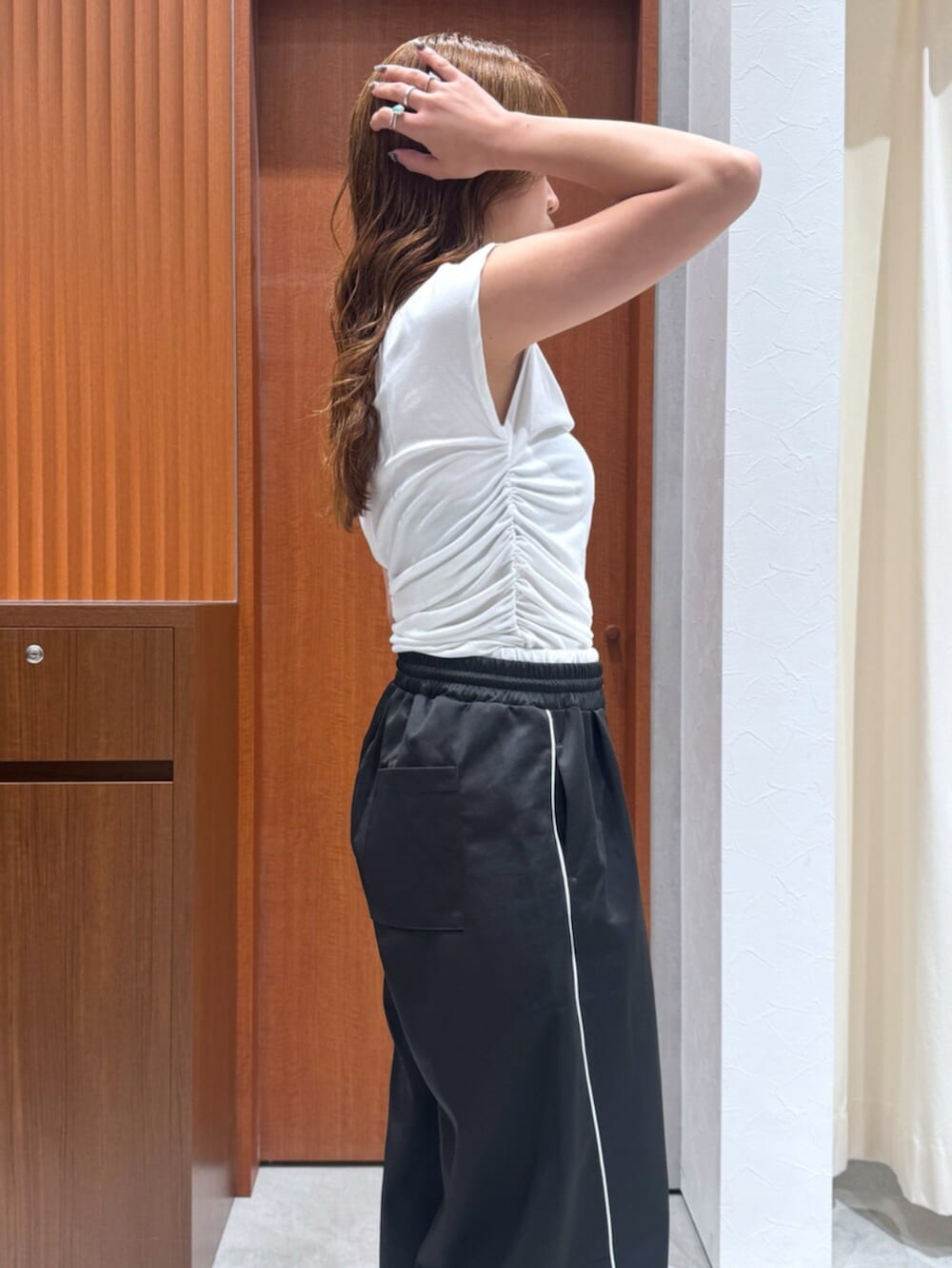 ブラック系のその他パンツ、ホワイト系のTシャツ/カットソー、グレー系のサングラスを着用したレディースの夏コーディネートの8枚目の写真