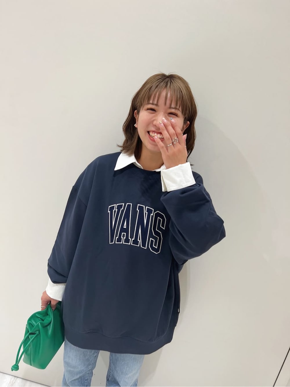 「パンツ、Ungrid、カジュアル、シャツ、カジュアルコーデ、ロゴスウェット、春、デニム、大人コーデ、秋、ヴィンテージストレートデニム、春コーデ、スウェット」｜「Ungridのヴィンテージストレートデニム（デニムパンツ、ブルー系）」を使った、瀬川百花さん（レディース・156cm）の秋コーディネートの5枚目の写真
