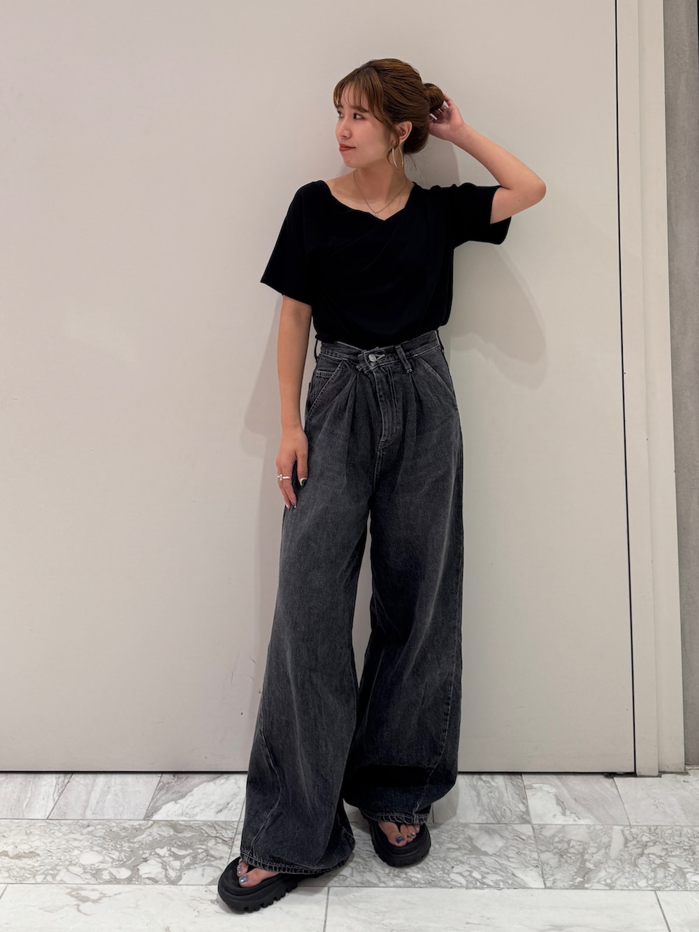 ブラック系のデニムパンツ、ブラック系のTシャツ/カットソーを着用したレディースの夏コーディネートの3枚目の写真