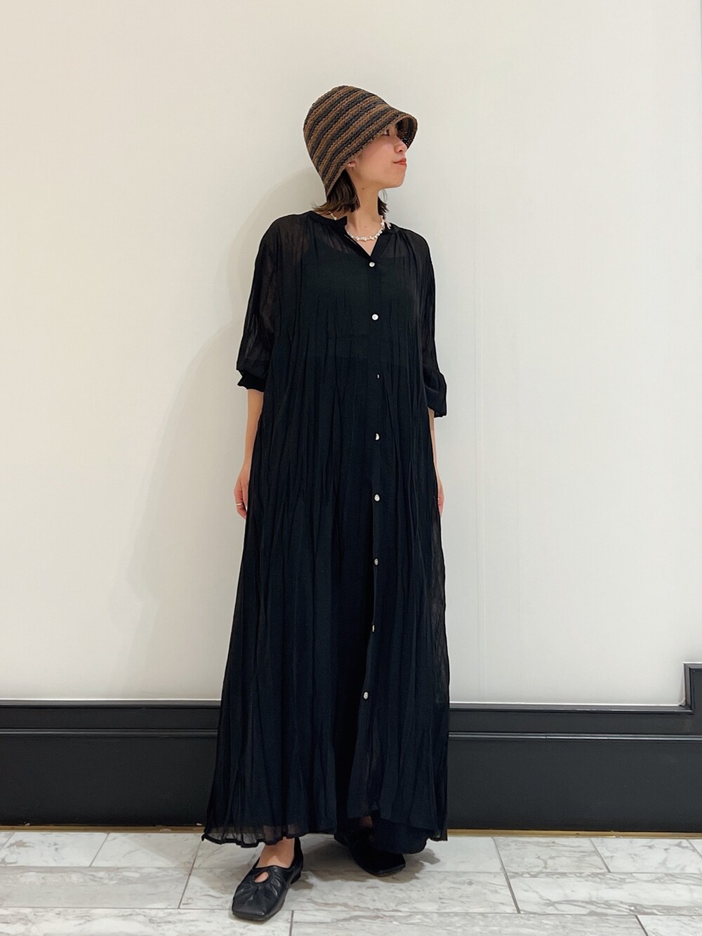 ブラック系のワンピース、ブラック系のパンプス、ブラック系のスカートを着用したレディースの春コーディネートの7枚目の写真