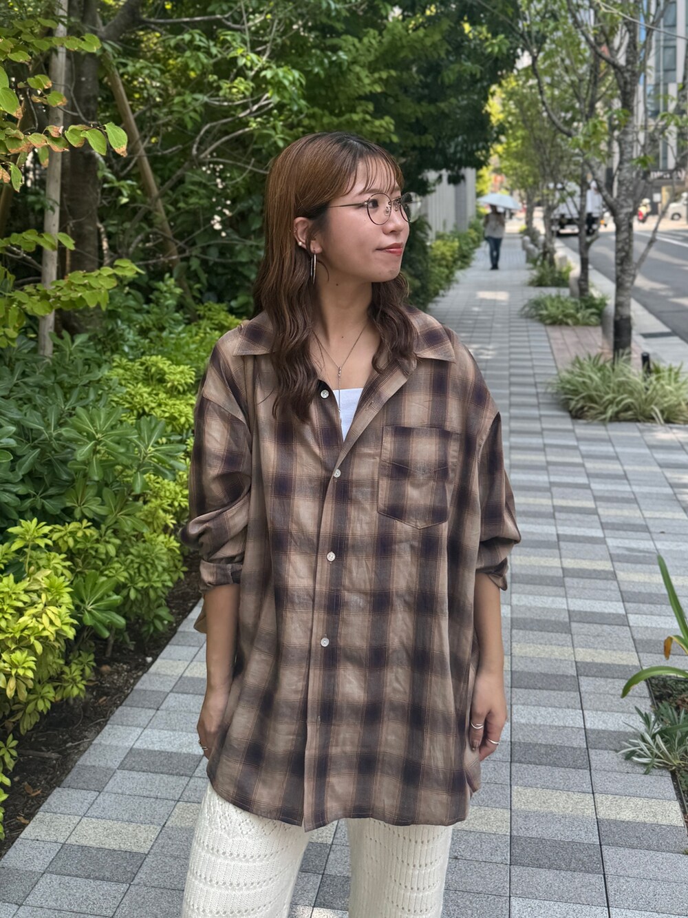 ブルー系のシャツ/ブラウス、ホワイト系のその他パンツ、ブラウン系のブーツを着用したレディースの秋コーディネートの7枚目の写真