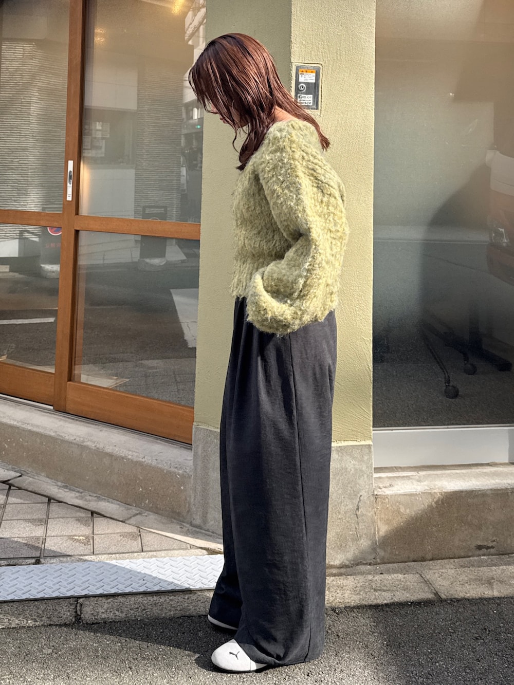 グレー系のその他パンツ、イエロー系のニット/セーターを着用したレディースの秋コーディネートの6枚目の写真