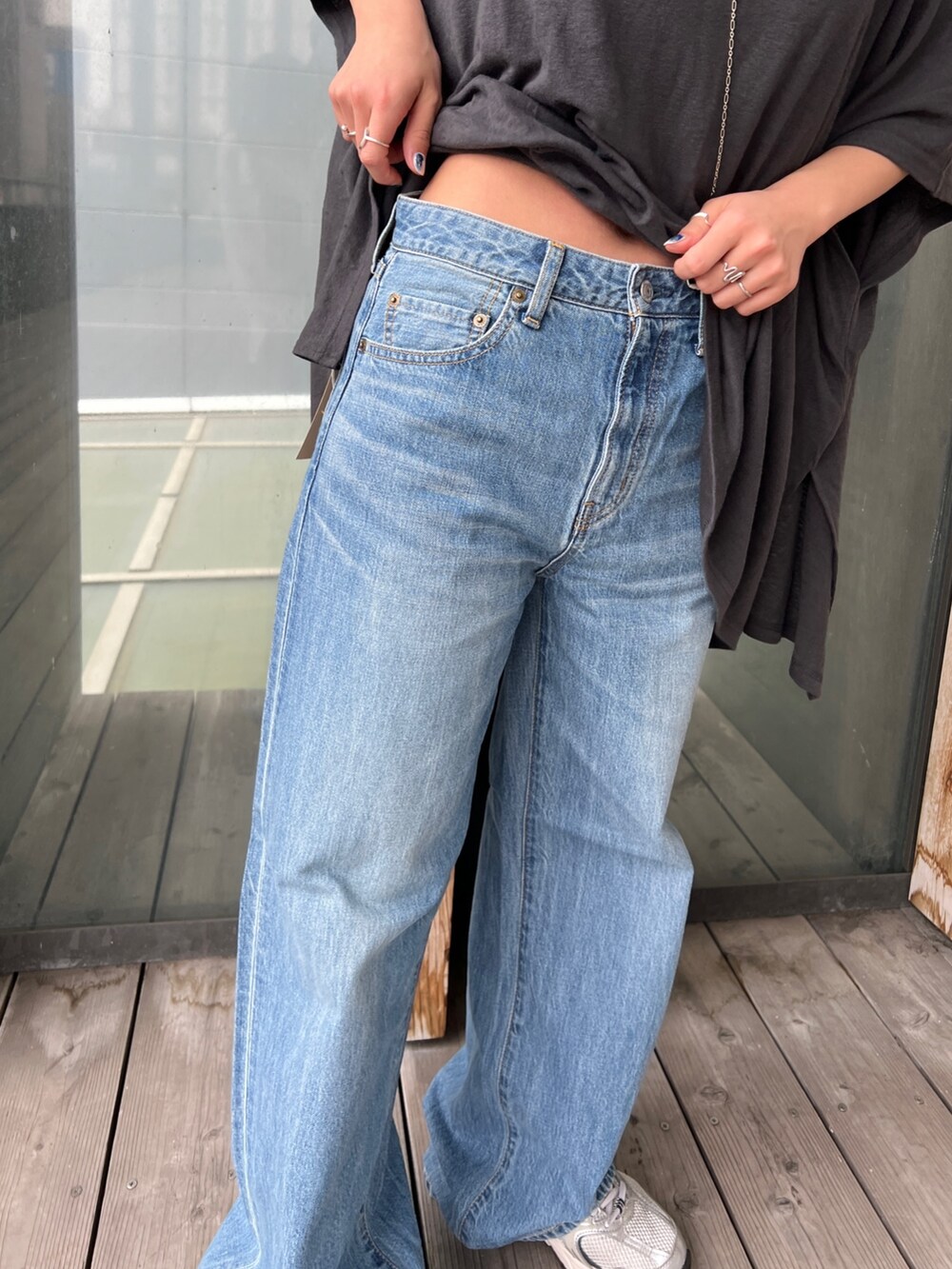 グレー系のTシャツ/カットソー、ブルー系のデニムパンツ、シルバー系のネックレスを着用したレディースの春コーディネートの9枚目の写真