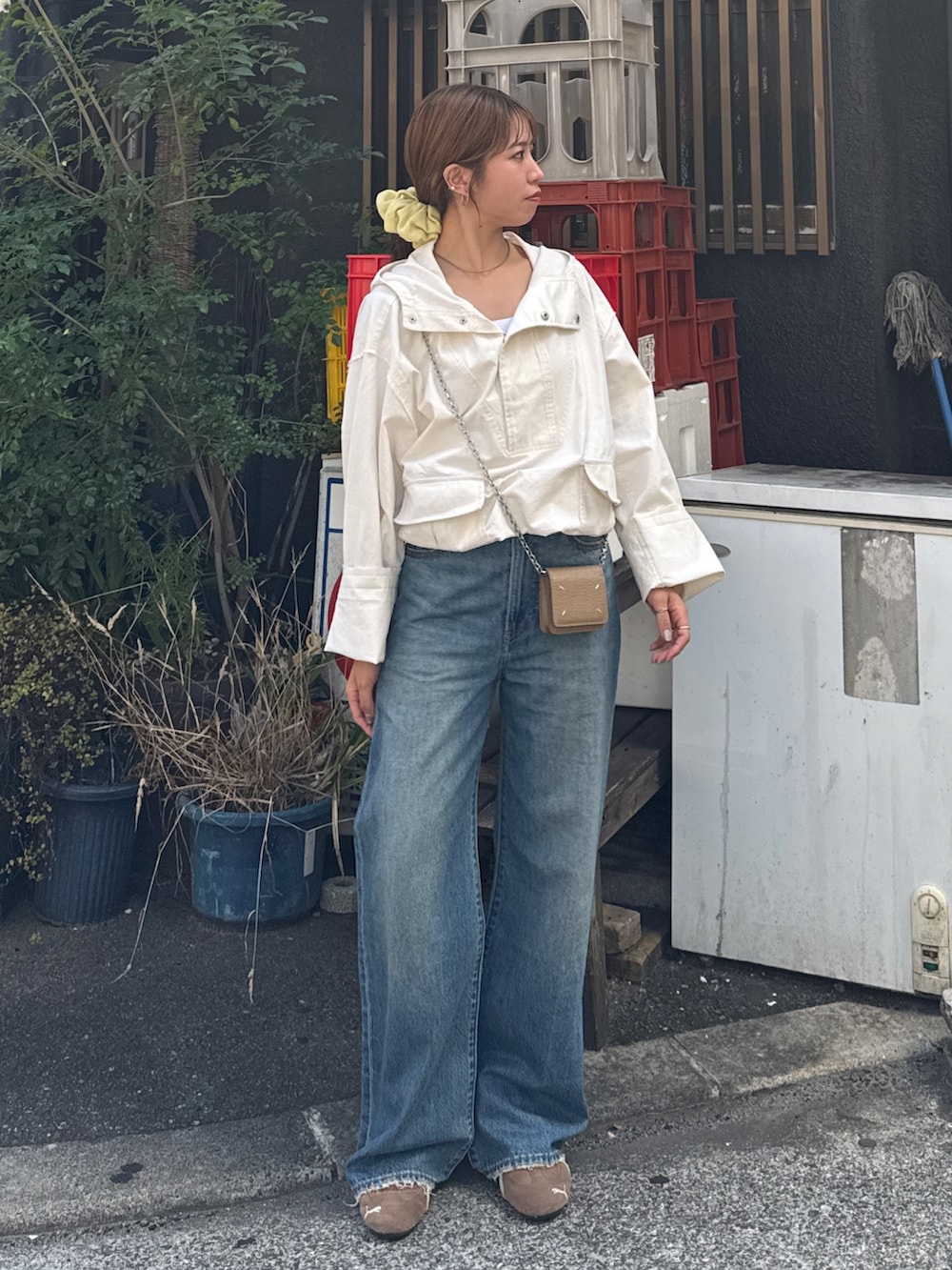 「デニム、シンプルコーデ、きれいめカジュアル、韓国ファッション、お出かけコーデ、女子会、休日スタイル、着回しコーデ、オトナカジュアル、リーバイス、Levi's、秋コーデ、スニーカー、Ungrid、アングリッド」｜「Ungridの【Ca】FAITH MILLS別注シュシュ（その他雑貨、イエロー系）」を使った、瀬川百花さん（レディース・156cm）の夏コーディネートの2枚目の写真