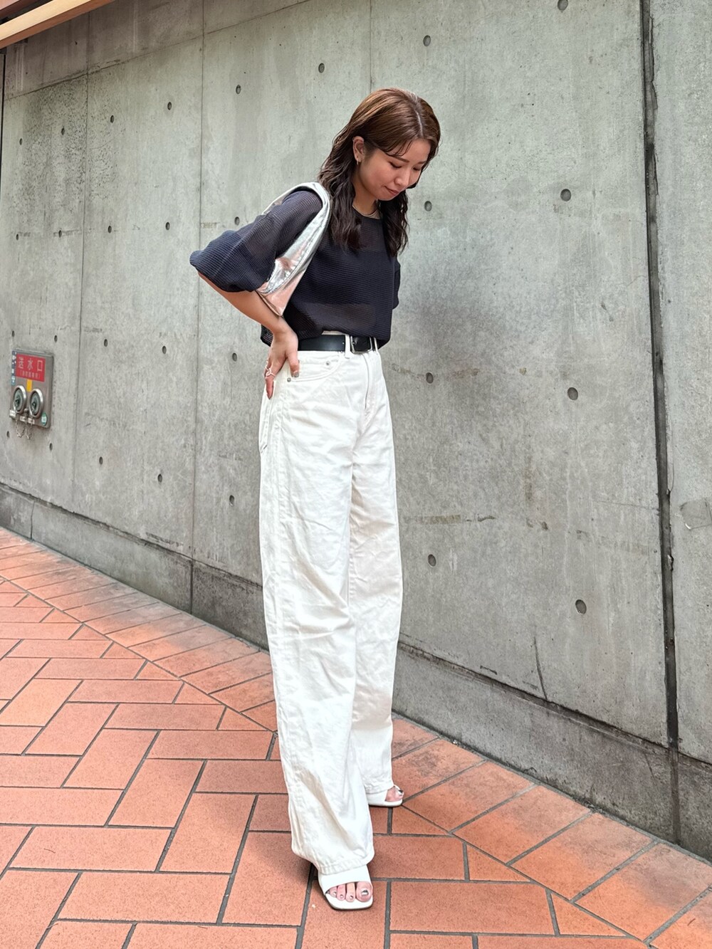 シルバー系のハンドバッグ、ホワイト系のデニムパンツ、グレー系のTシャツ/カットソーを着用したレディースの夏コーディネートの10枚目の写真