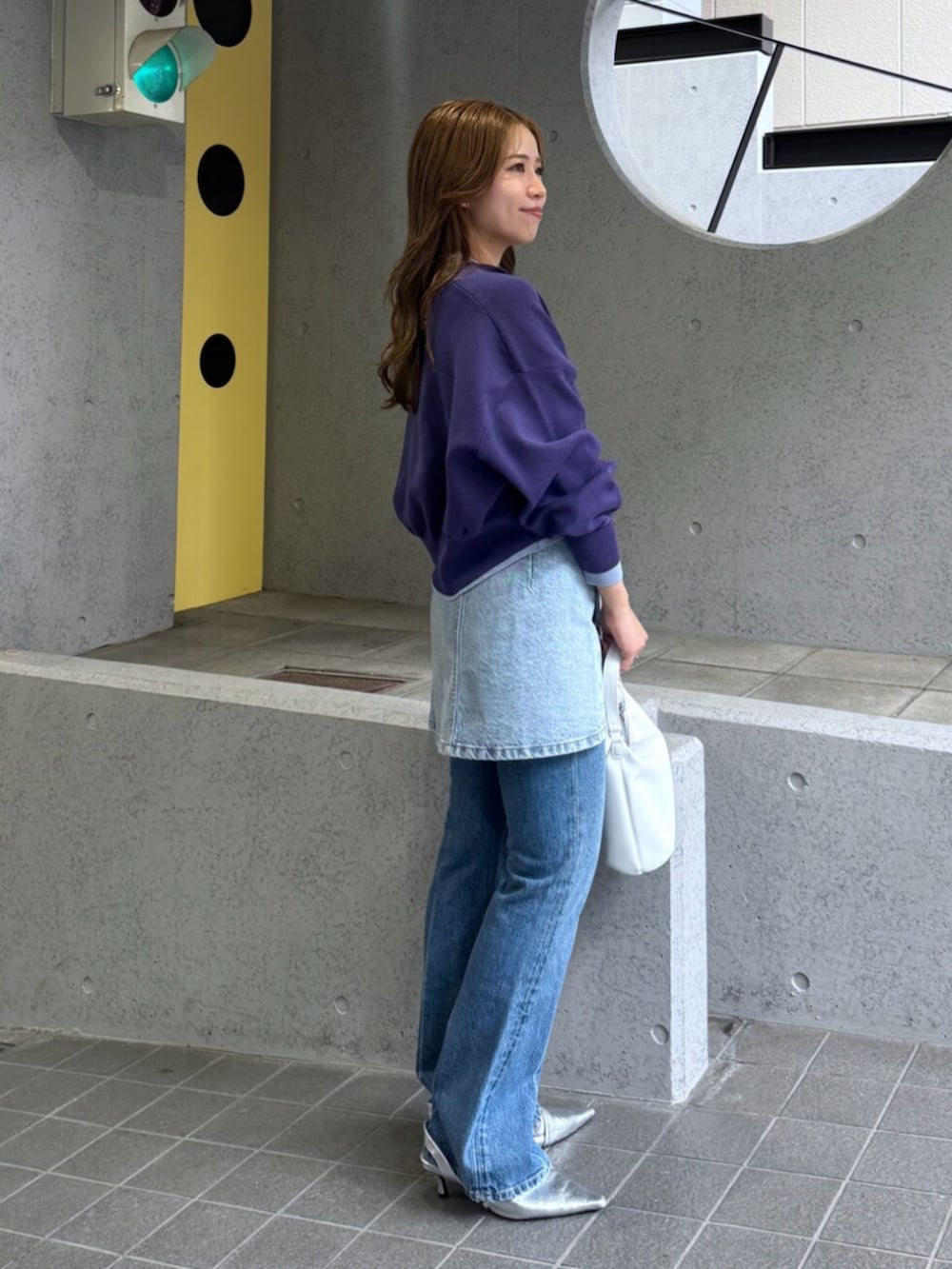 ブルー系のデニムスカート、シルバー系のその他シューズ、ブルー系のデニムパンツを着用したレディースの夏コーディネートの2枚目の写真