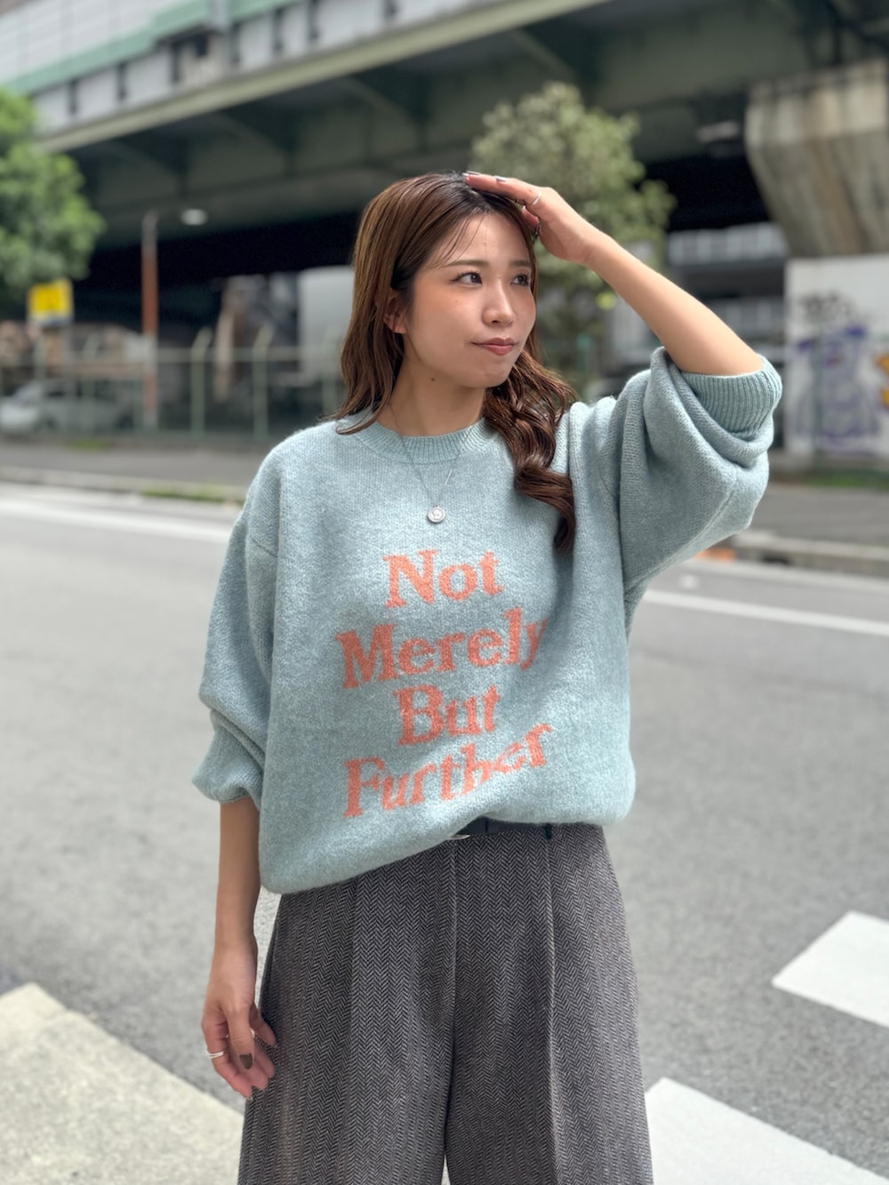 グレー系のその他パンツ、ブラック系のサンダル、グリーン系のニット/セーターを着用したレディースの秋コーディネートの8枚目の写真