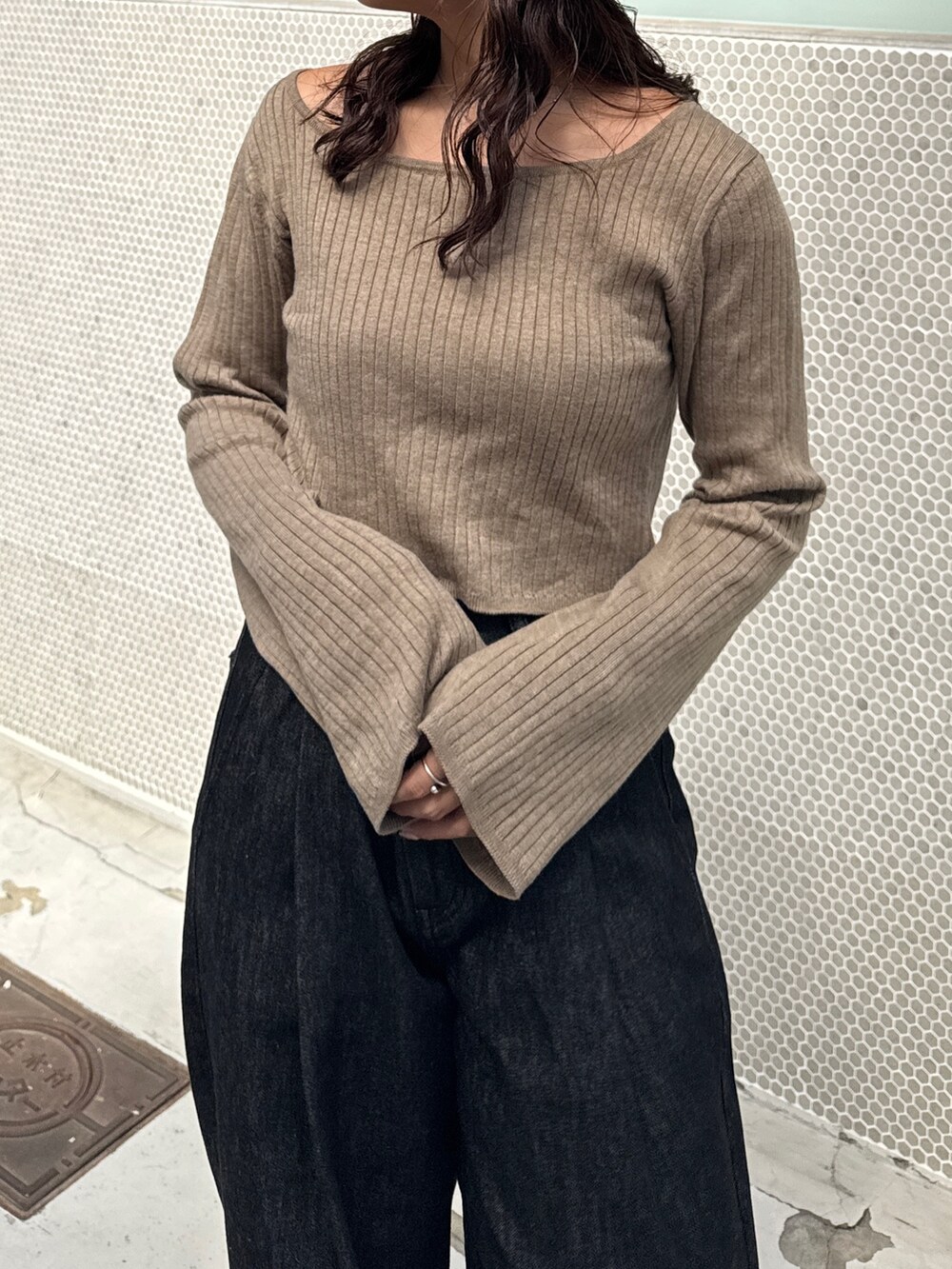 ブラック系のデニムパンツ、グレー系のニット/セーターを着用したレディースの秋コーディネートの8枚目の写真