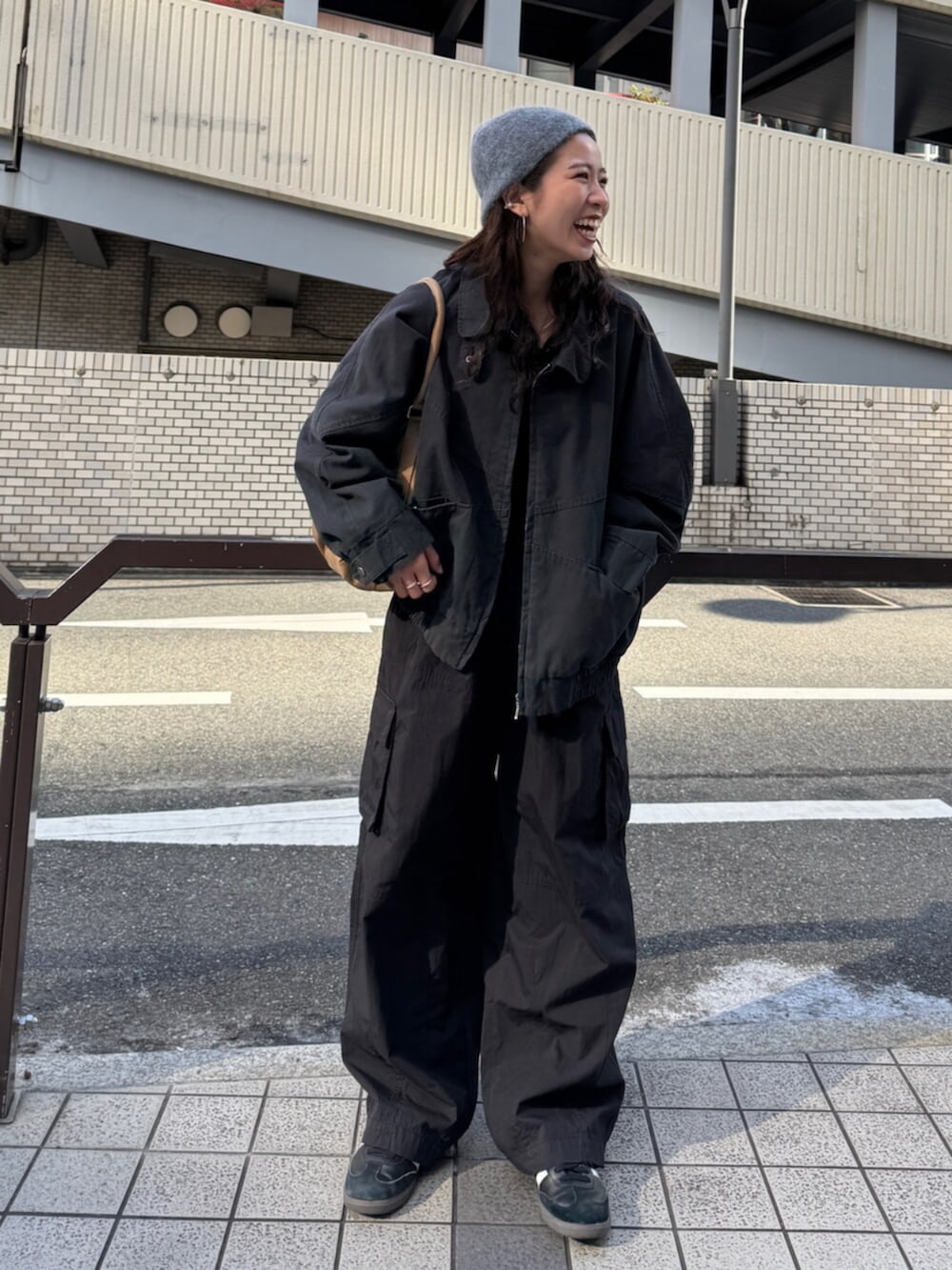 ブラック系のその他パンツ、グレー系のブルゾンを着用したレディースの冬コーディネートの4枚目の写真