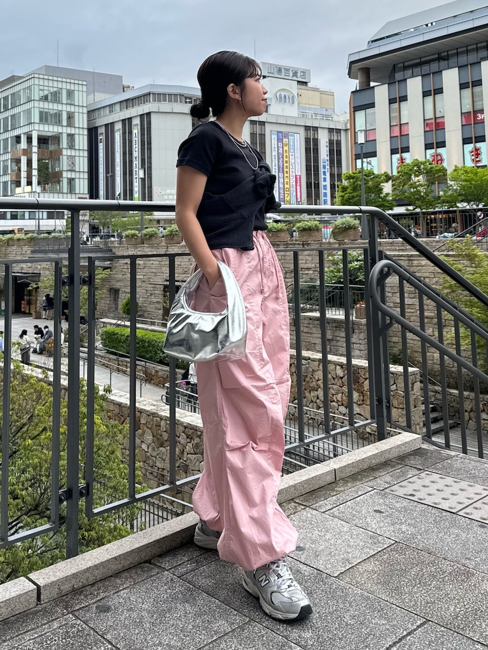 ブラック系のTシャツ/カットソー、シルバー系のハンドバッグ、ピンク系のその他パンツを着用したレディースの春コーディネートの6枚目の写真