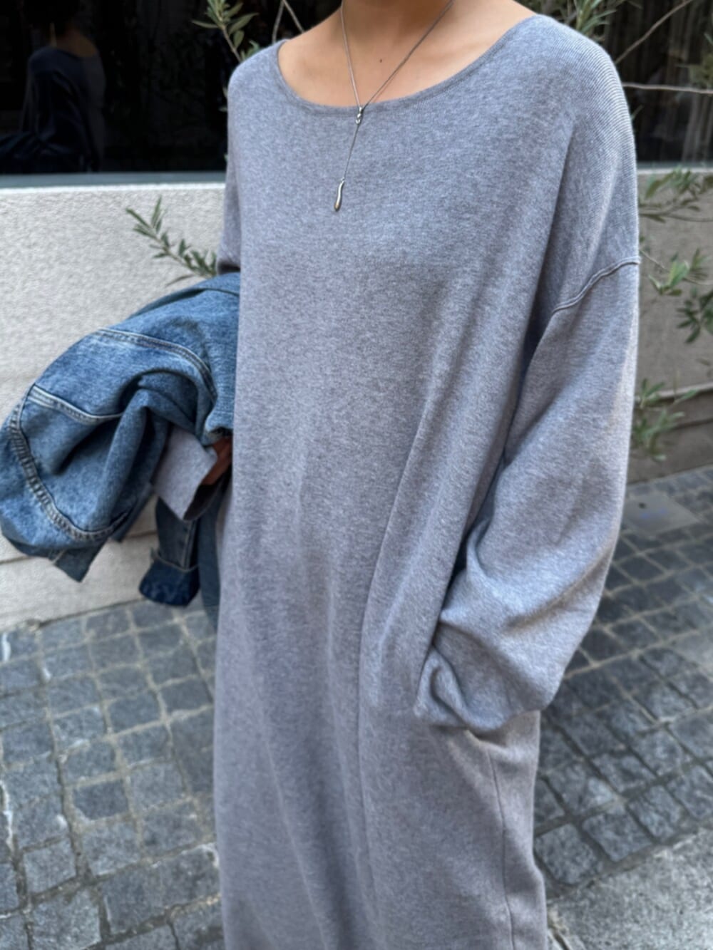 ベージュ系のデニムパンツ、グレー系のワンピース、ブルー系のデニムジャケットを着用したレディースの夏コーディネートの10枚目の写真