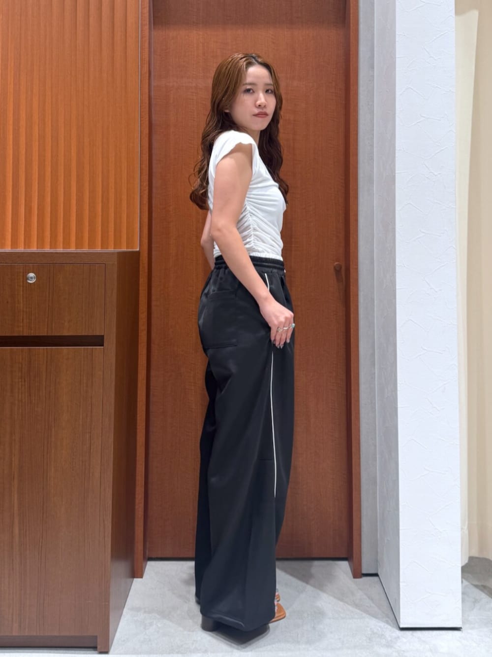 ブラック系のその他パンツ、ホワイト系のTシャツ/カットソー、グレー系のサングラスを着用したレディースの夏コーディネートの2枚目の写真