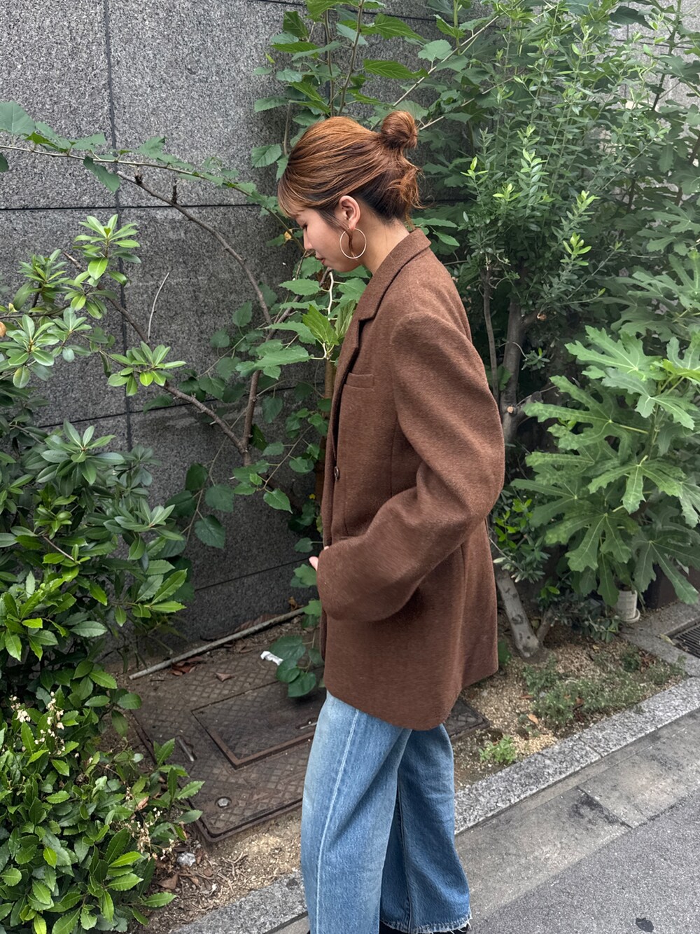 ブラウン系のテーラードジャケット、ブルー系のデニムパンツを着用したレディースの秋コーディネートの8枚目の写真