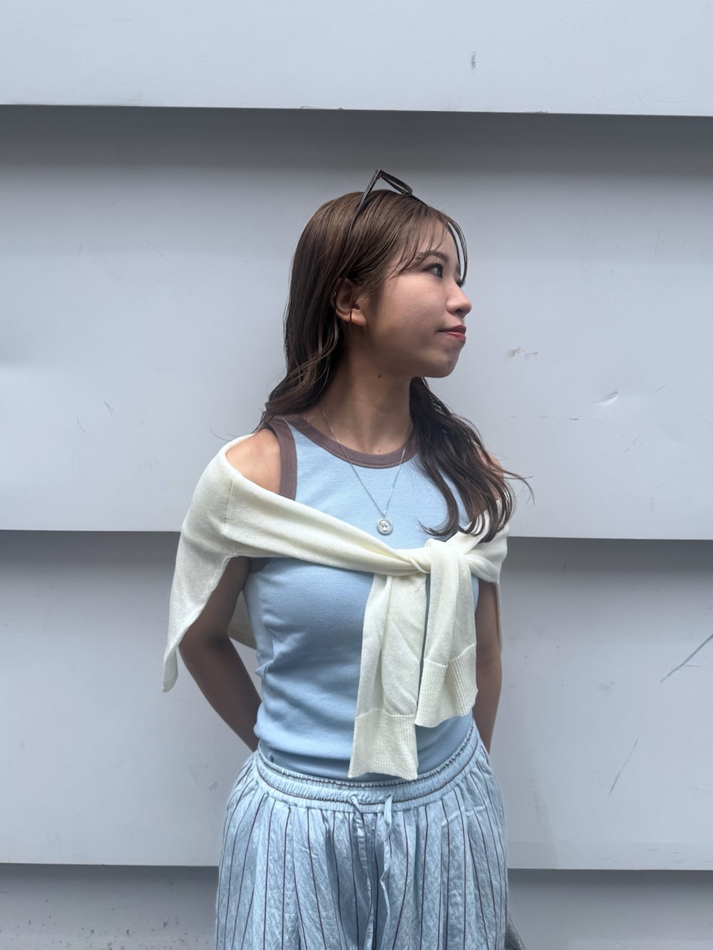 ブルー系のその他パンツ、ブルー系のタンクトップ、ホワイト系のニット/セーターを着用したレディースの夏コーディネートの10枚目の写真