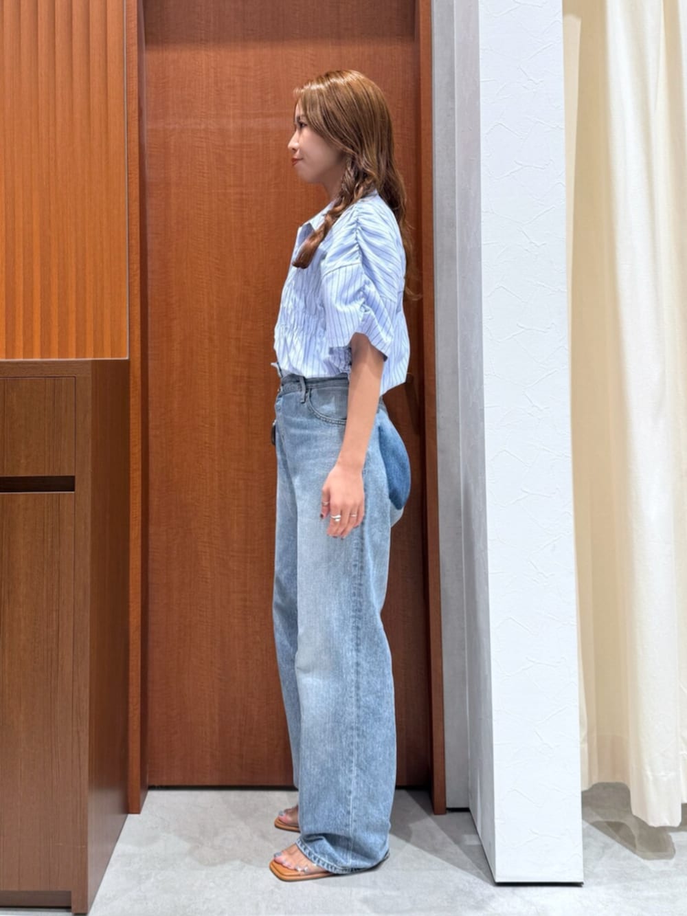 ブルー系のデニムパンツ、ブルー系のシャツ/ブラウス、グレー系のサングラスを着用したレディースの夏コーディネートの4枚目の写真