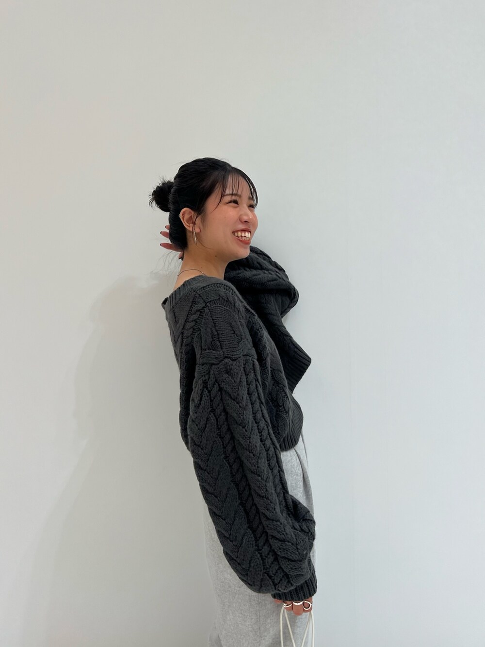 グレー系のその他パンツ、グレー系のニット/セーター、ホワイト系のハンドバッグを着用したレディースの冬コーディネートの5枚目の写真