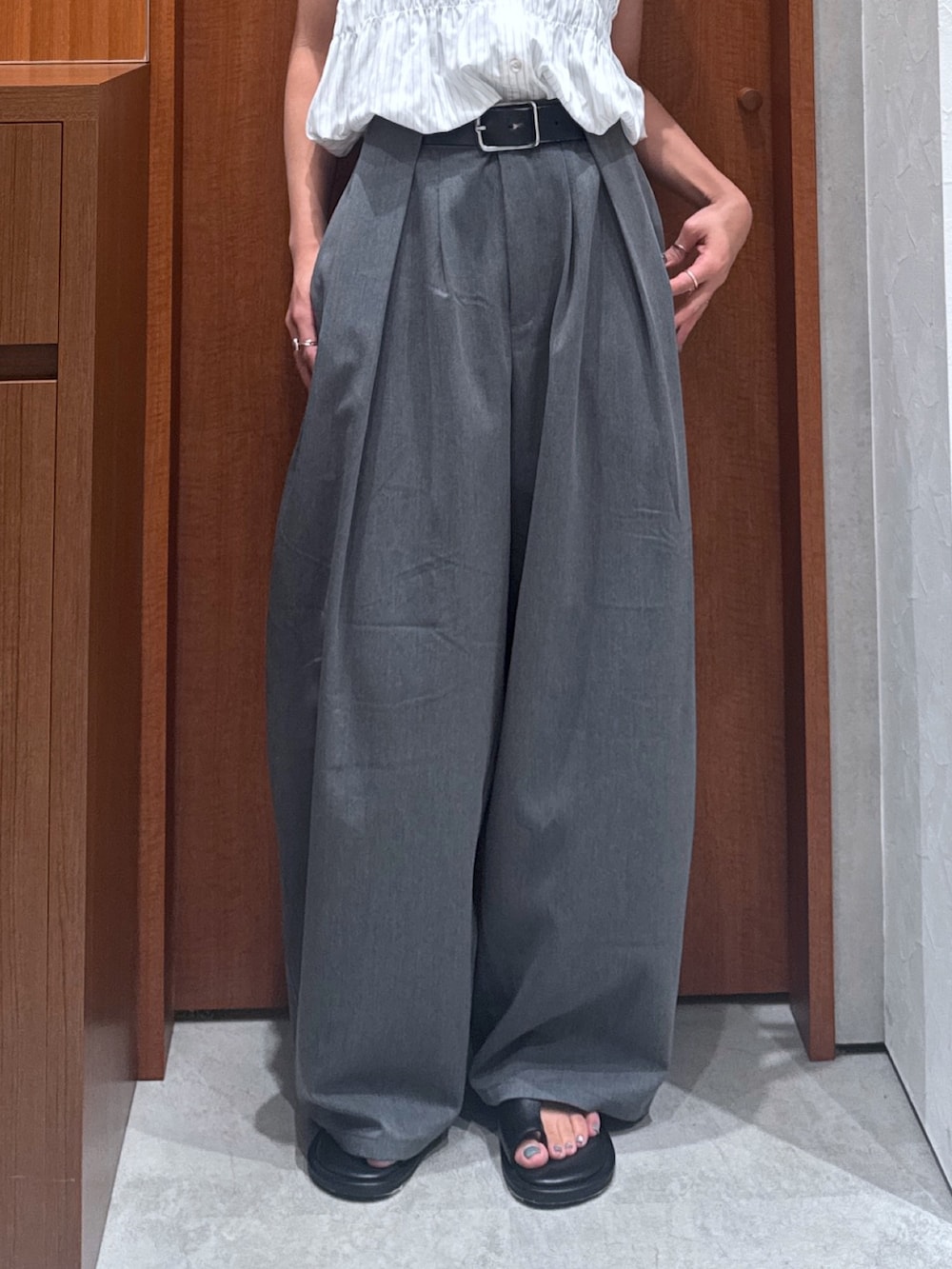 グレー系のその他パンツ、ホワイト系のシャツ/ブラウスを着用したレディースの夏コーディネートの6枚目の写真