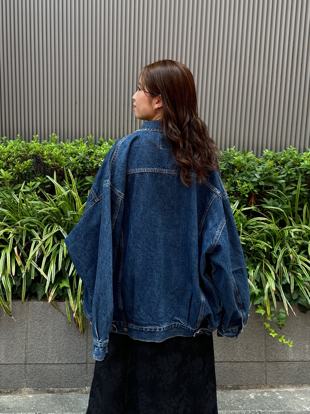 ブラック系のワンピース、ブルー系のデニムジャケット、グレー系のタンクトップを着用したレディースの夏コーディネートの7枚目の写真