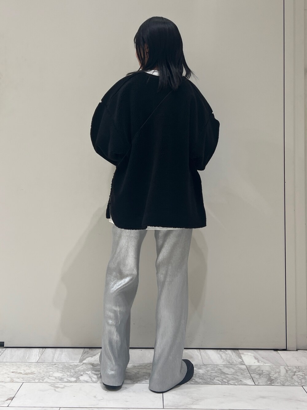 ホワイト系のTシャツ/カットソー、ブラック系のTシャツ/カットソー、シルバー系のその他パンツを着用したレディースの秋コーディネートの7枚目の写真