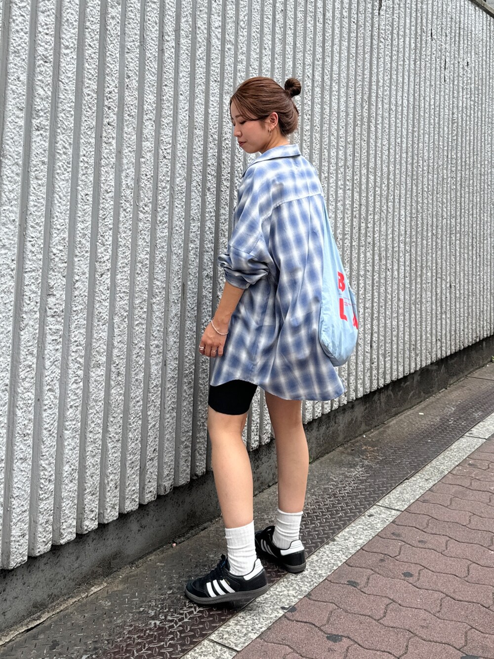 ブルー系のシャツ/ブラウス、ブルー系のエコバッグ/サブバッグを着用したレディースの夏コーディネートの4枚目の写真