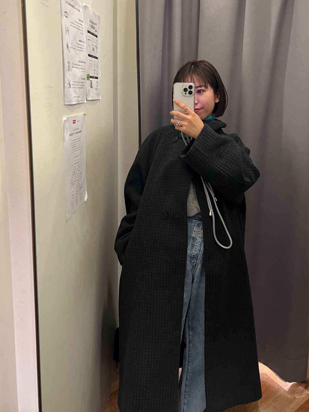 ブルー系のニット/セーター、グレー系のニット/セーター、ブルー系のデニムパンツを着用したレディースの冬コーディネートの5枚目の写真