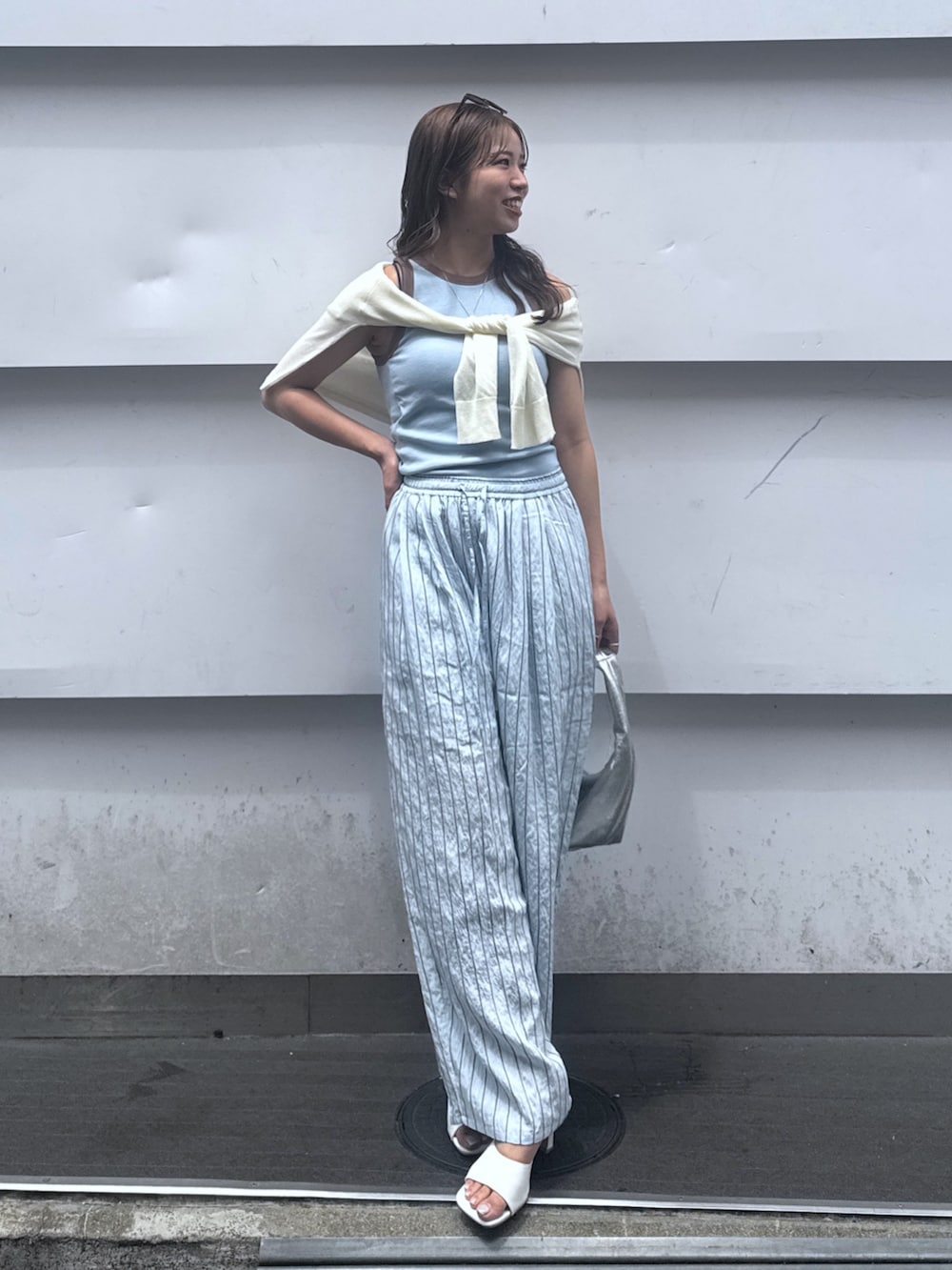 ブルー系のその他パンツ、ブルー系のタンクトップ、ホワイト系のニット/セーターを着用したレディースの夏コーディネートの2枚目の写真