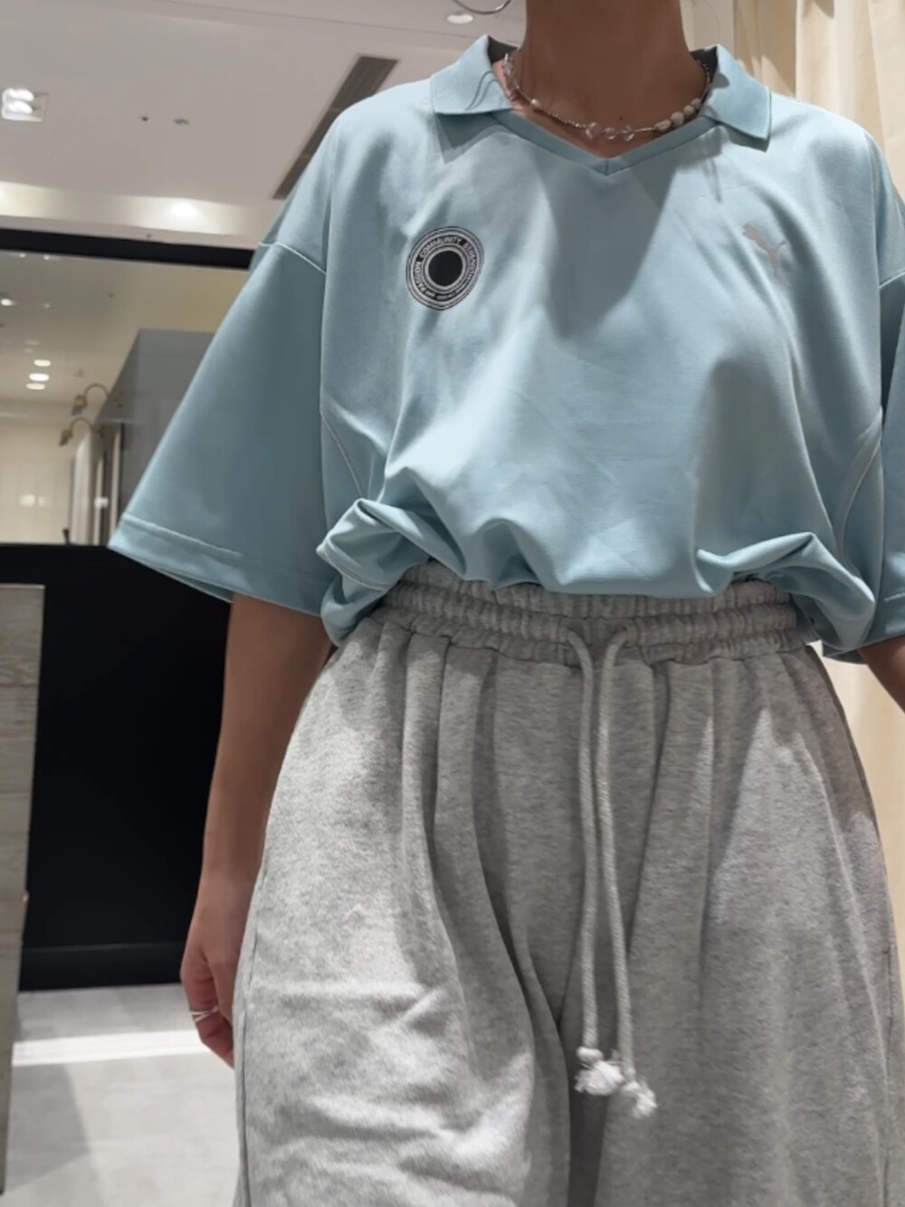 グレー系のスウェットパンツ、ブルー系のシャツ/ブラウスを着用したレディースの春コーディネートの9枚目の写真