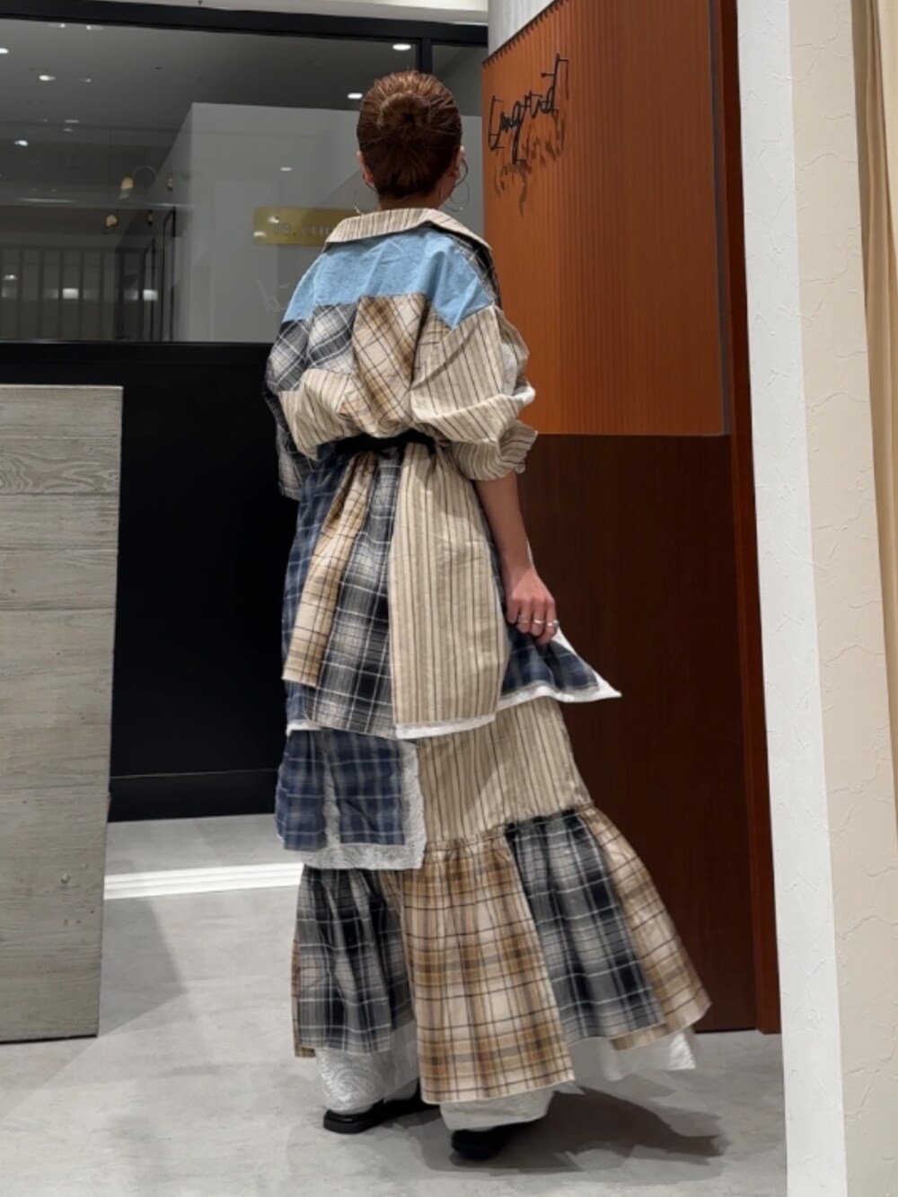 その他のシャツ/ブラウス、その他のチューブトップ、その他のスカートを着用したレディースの春コーディネートの5枚目の写真