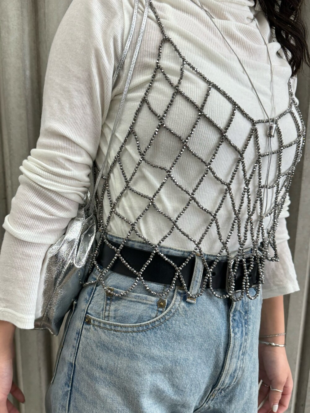 ブラック系のベスト、ブルー系のデニムパンツ、ホワイト系のTシャツ/カットソーを着用したレディースの冬コーディネートの9枚目の写真