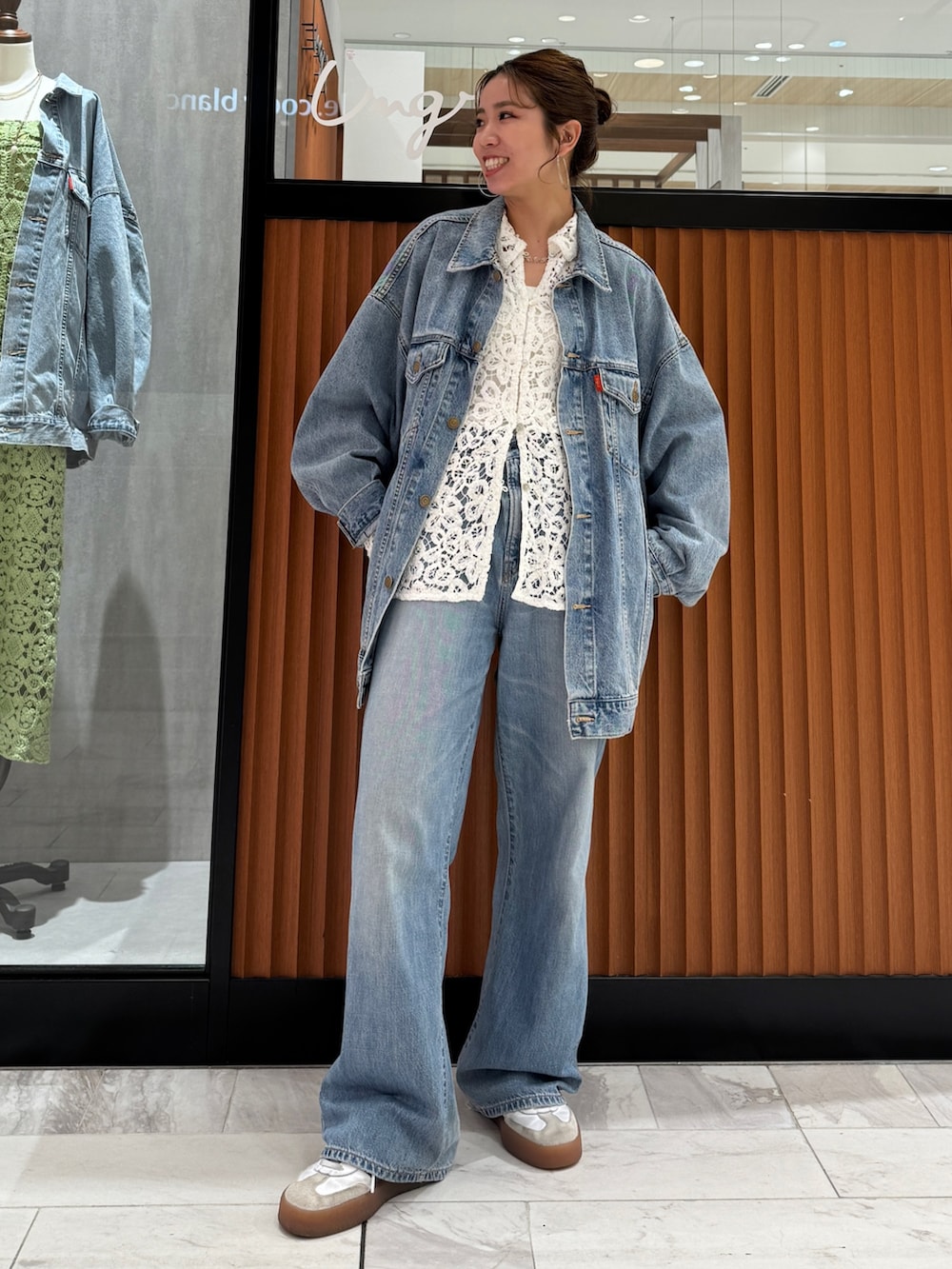 ブルー系のデニムパンツ、ブルー系のデニムジャケット、ホワイト系のシャツ/ブラウスを着用したレディースの春コーディネートの5枚目の写真