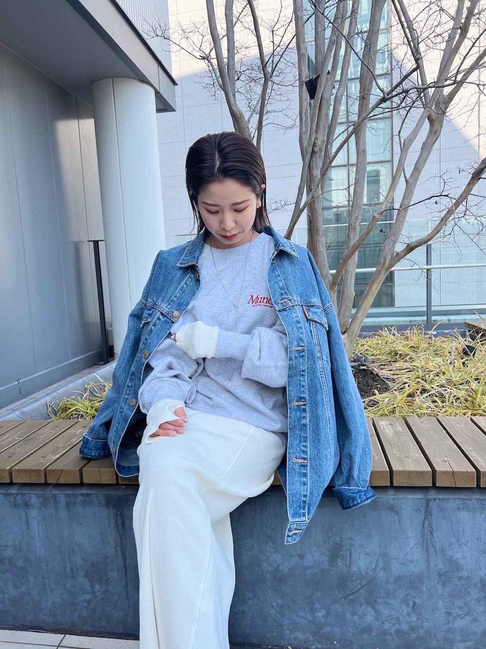 ブルー系のデニムジャケット、グレー系のスウェット、ホワイト系のワンピースを着用したレディースの冬コーディネートの9枚目の写真