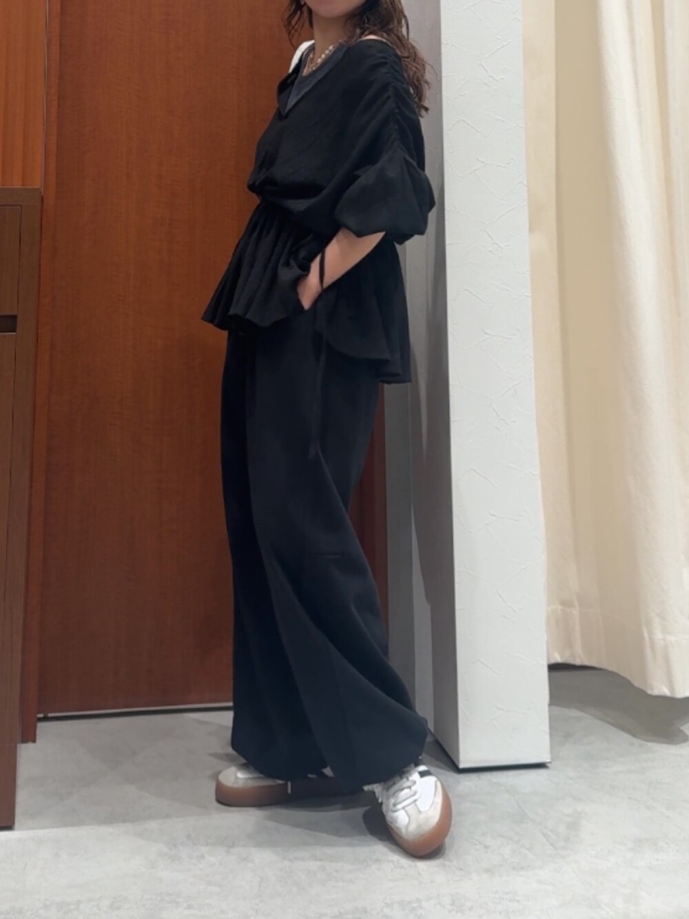 ブラック系のスウェットパンツ、ブラック系のシャツ/ブラウス、グレー系のタンクトップを着用したレディースの春コーディネートの8枚目の写真