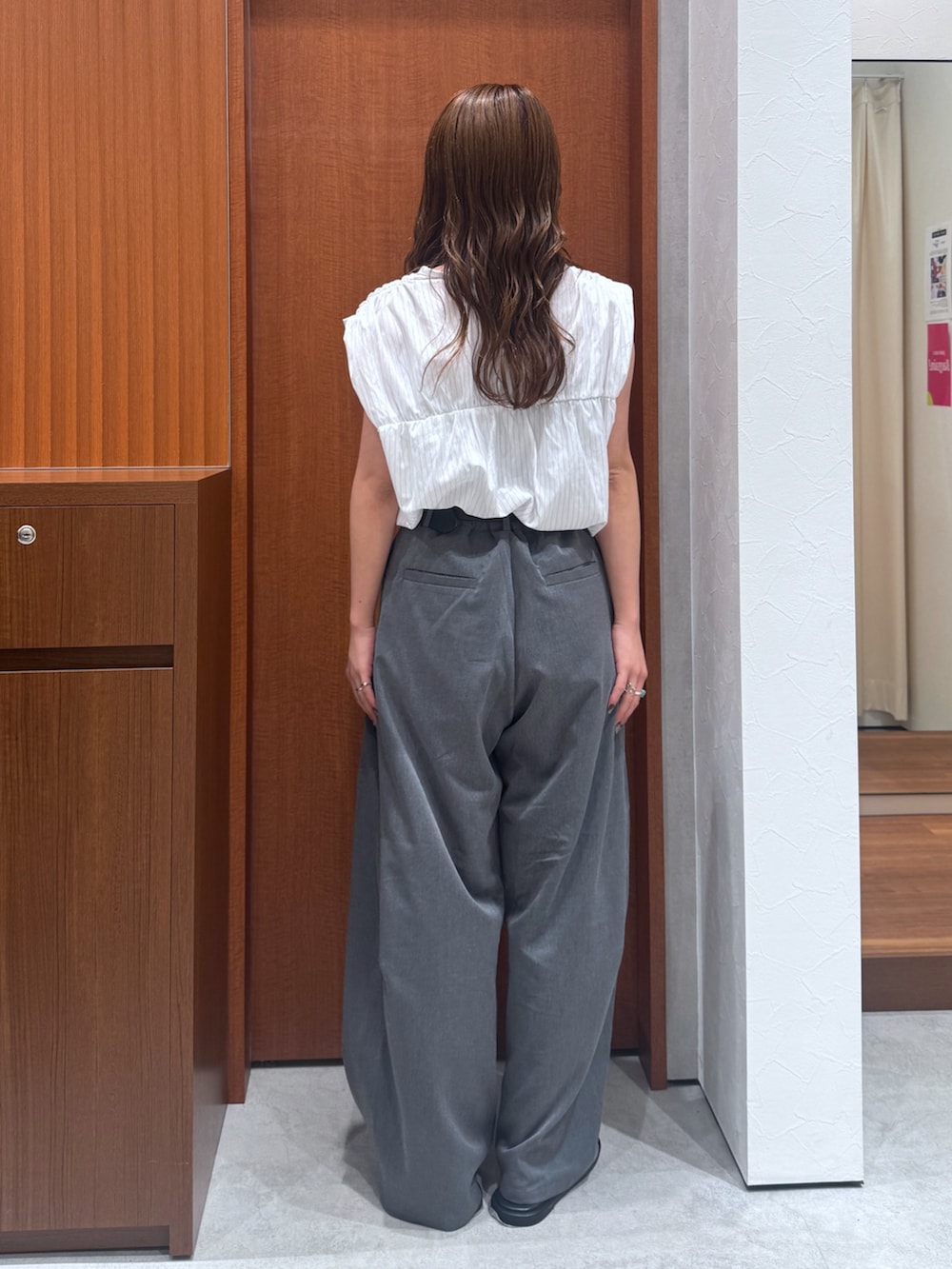 グレー系のその他パンツ、ホワイト系のシャツ/ブラウスを着用したレディースの夏コーディネートの4枚目の写真