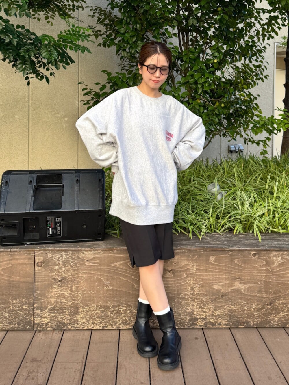 ブラック系のその他パンツ、グレー系のスウェットを着用したレディースの秋コーディネートの2枚目の写真