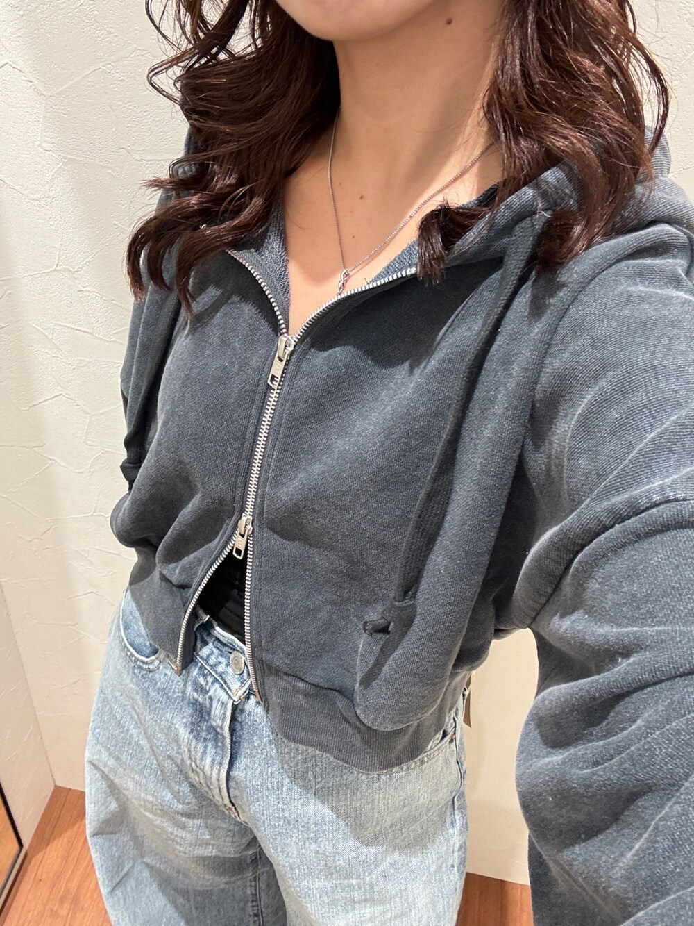 ブルー系のデニムパンツ、グレー系のパーカー、ブラック系のスリッポンを着用したレディースの秋コーディネートの7枚目の写真