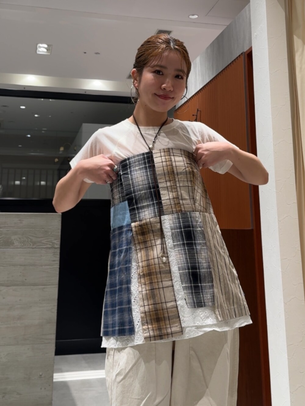 ホワイト系のその他パンツ、その他のチューブトップ、ホワイト系のTシャツ/カットソーを着用したレディースの春コーディネートの7枚目の写真