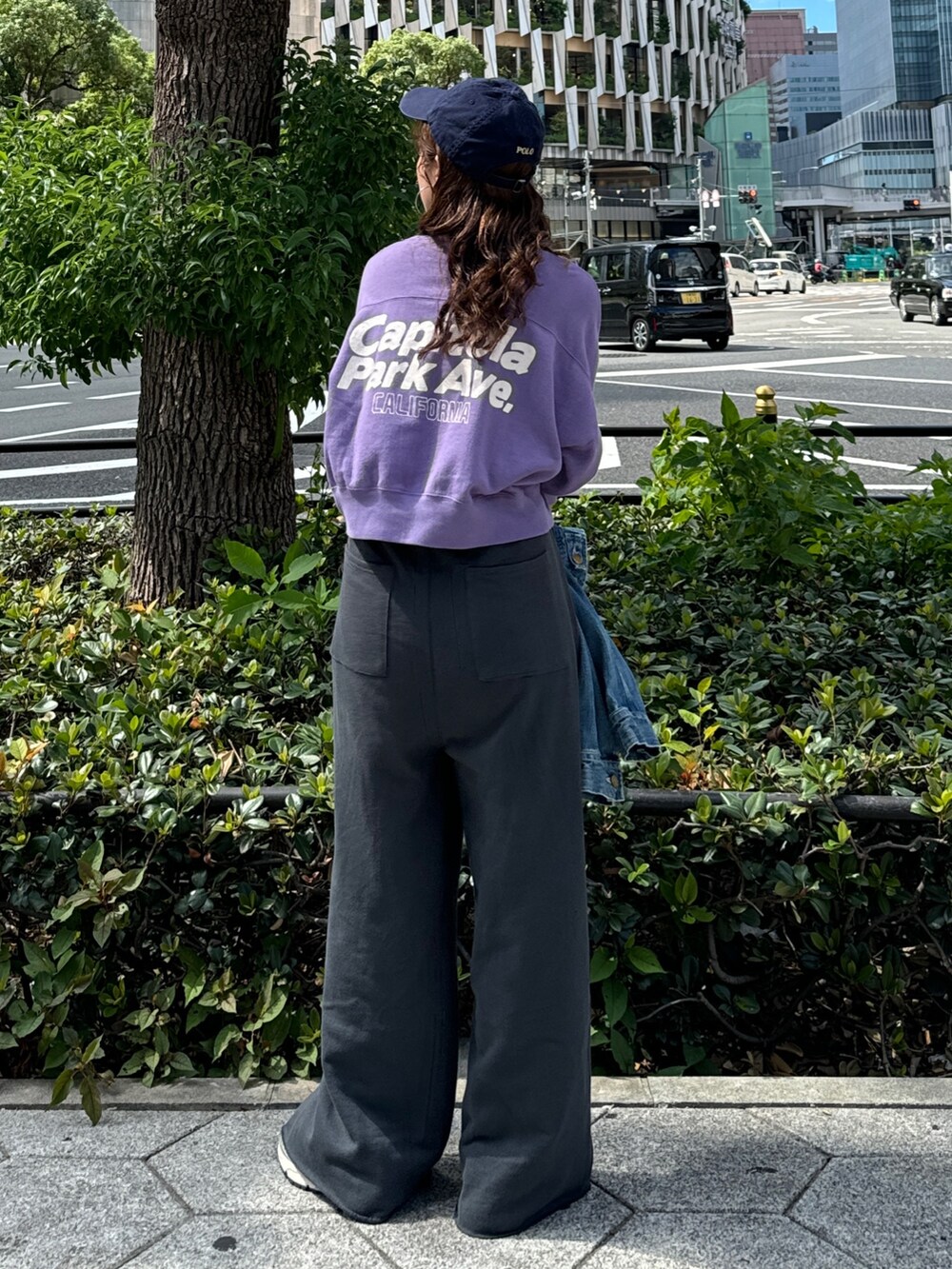 グレー系のスウェットパンツ、ブルー系のデニムジャケット、パープル系のスウェットを着用したレディースの秋コーディネートの5枚目の写真