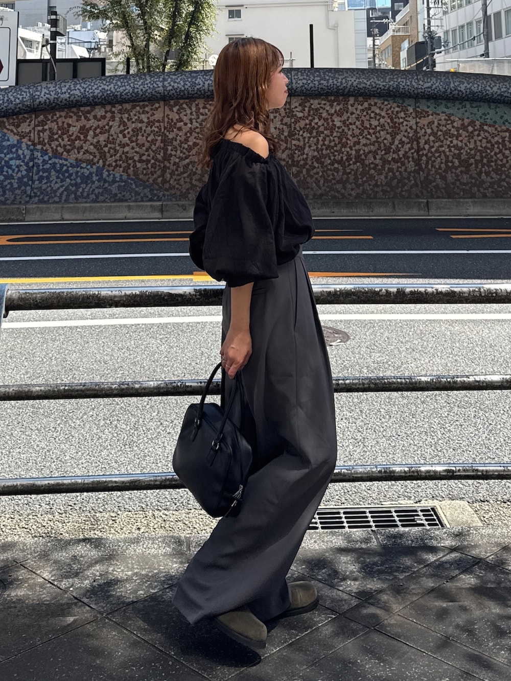 ブラック系のハンドバッグ、ベージュ系のスリッポン、グレー系のその他パンツを着用したレディースの夏コーディネートの5枚目の写真