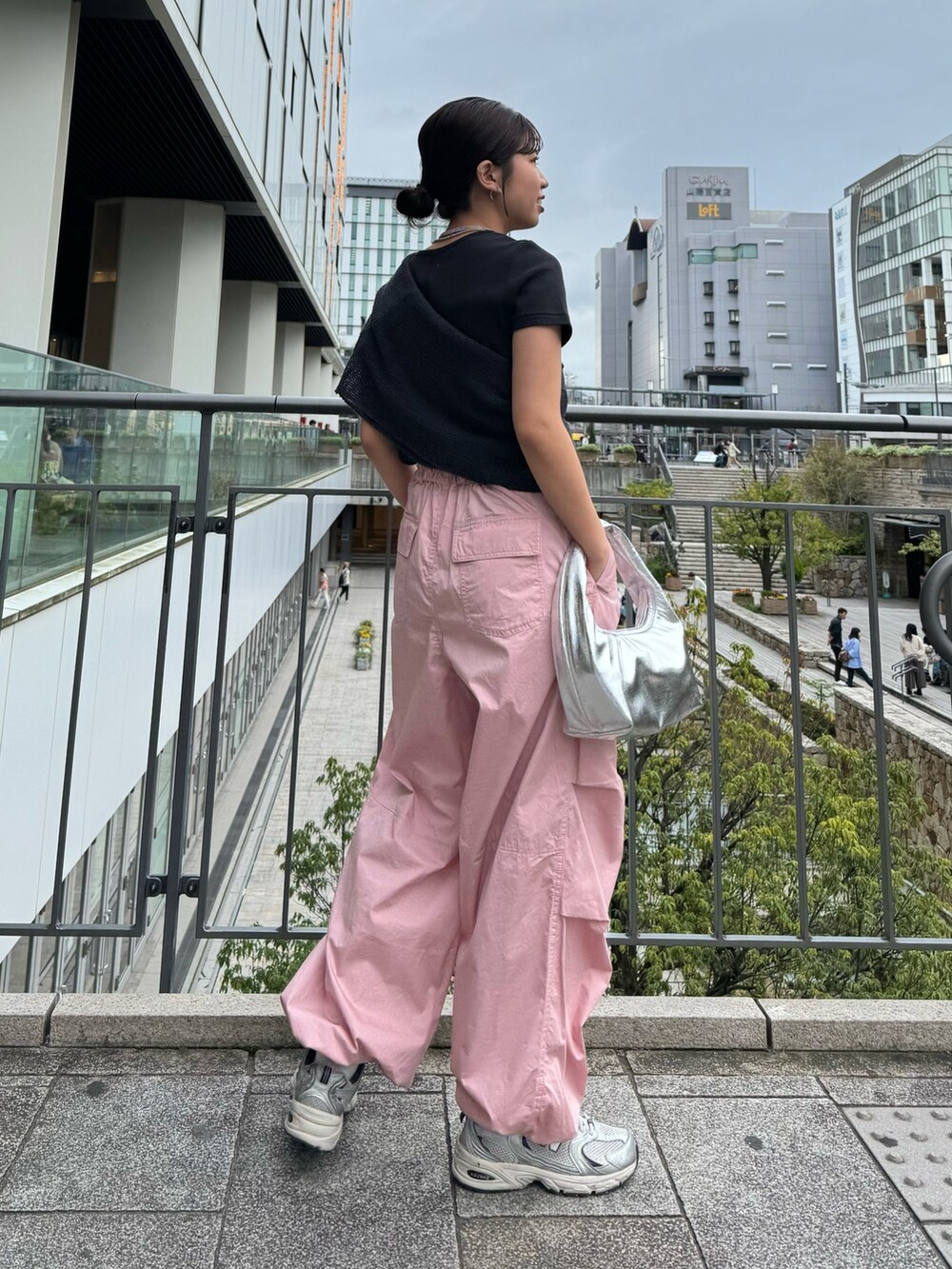 ブラック系のTシャツ/カットソー、シルバー系のハンドバッグ、ピンク系のその他パンツを着用したレディースの春コーディネートの4枚目の写真