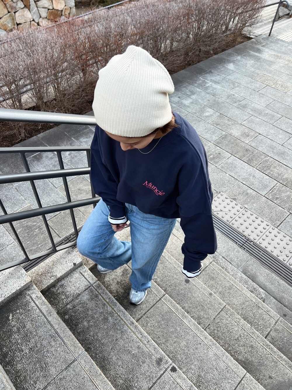 ブルー系のデニムパンツ、ブルー系のスウェット、ブルー系のTシャツ/カットソーを着用したレディースの冬コーディネートの5枚目の写真