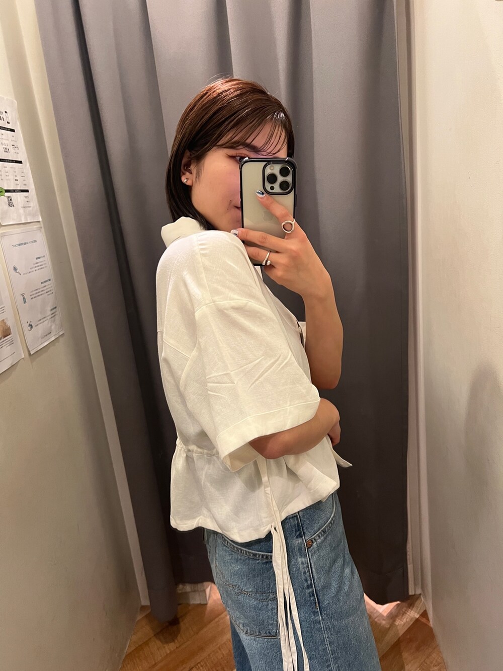 ブルー系のデニムパンツ、ホワイト系のサンダル、ホワイト系のシャツ/ブラウスを着用したレディースの春コーディネートの6枚目の写真