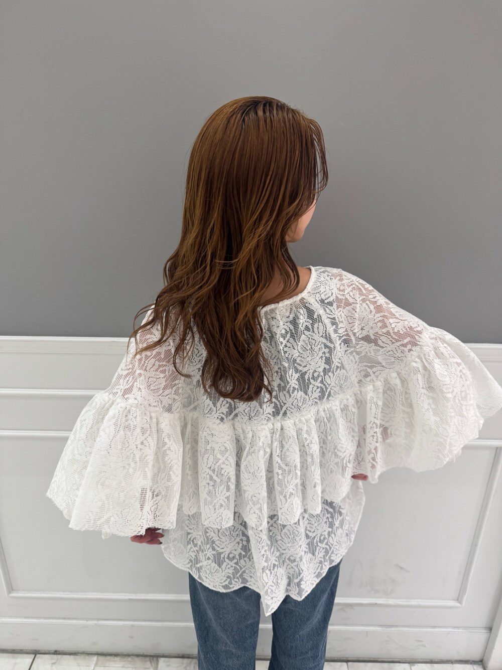 ブルー系のデニムパンツ、ホワイト系のシャツ/ブラウス、ブラック系のサンダルを着用したレディースの春コーディネートの7枚目の写真
