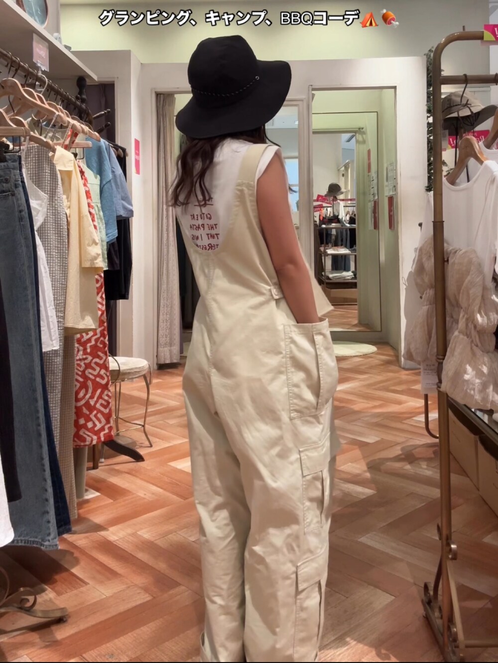 ベージュ系のサロペット/オーバーオール、ホワイト系のTシャツ/カットソー、ブラック系のサンダルを着用したレディースの夏コーディネートの4枚目の写真