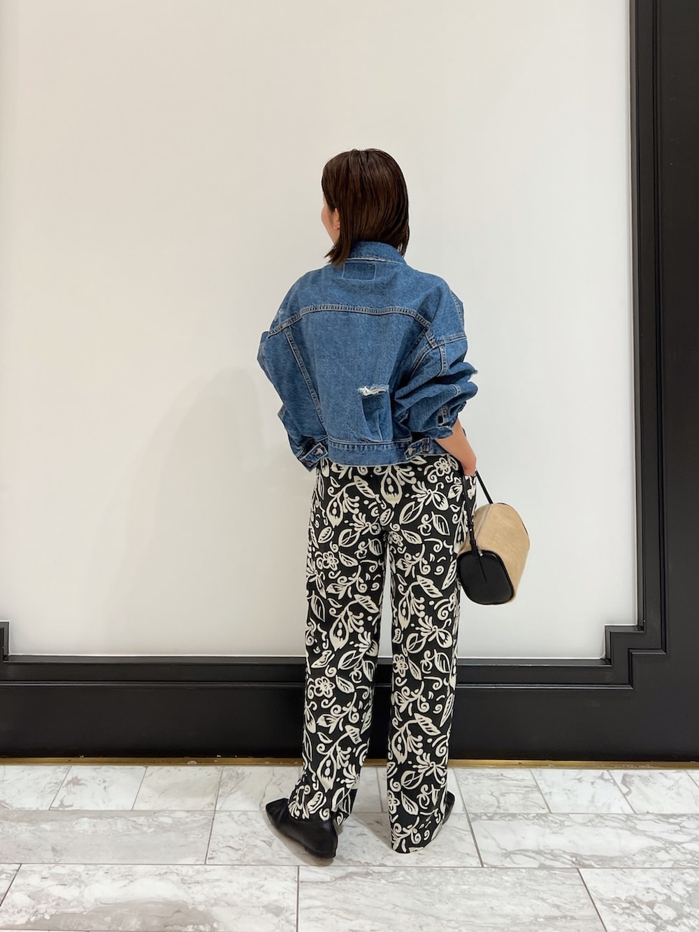 「大人カジュアル、パンツスタイル、低身長、ママコーデ、ラフ、マタニティコーデ、春夏コーデ、柄パンツ、デニムジャケット、きれいめカジュアル、ショート丈、カジュアルコーデ、Ungrid、ungridコーデ、アングリッド」｜「Ungridの【Ca】クラッシュショートデニムジャケット（デニムジャケット、ブルー系）」を使った、瀬川百花さん（レディース・156cm）の春コーディネートの5枚目の写真