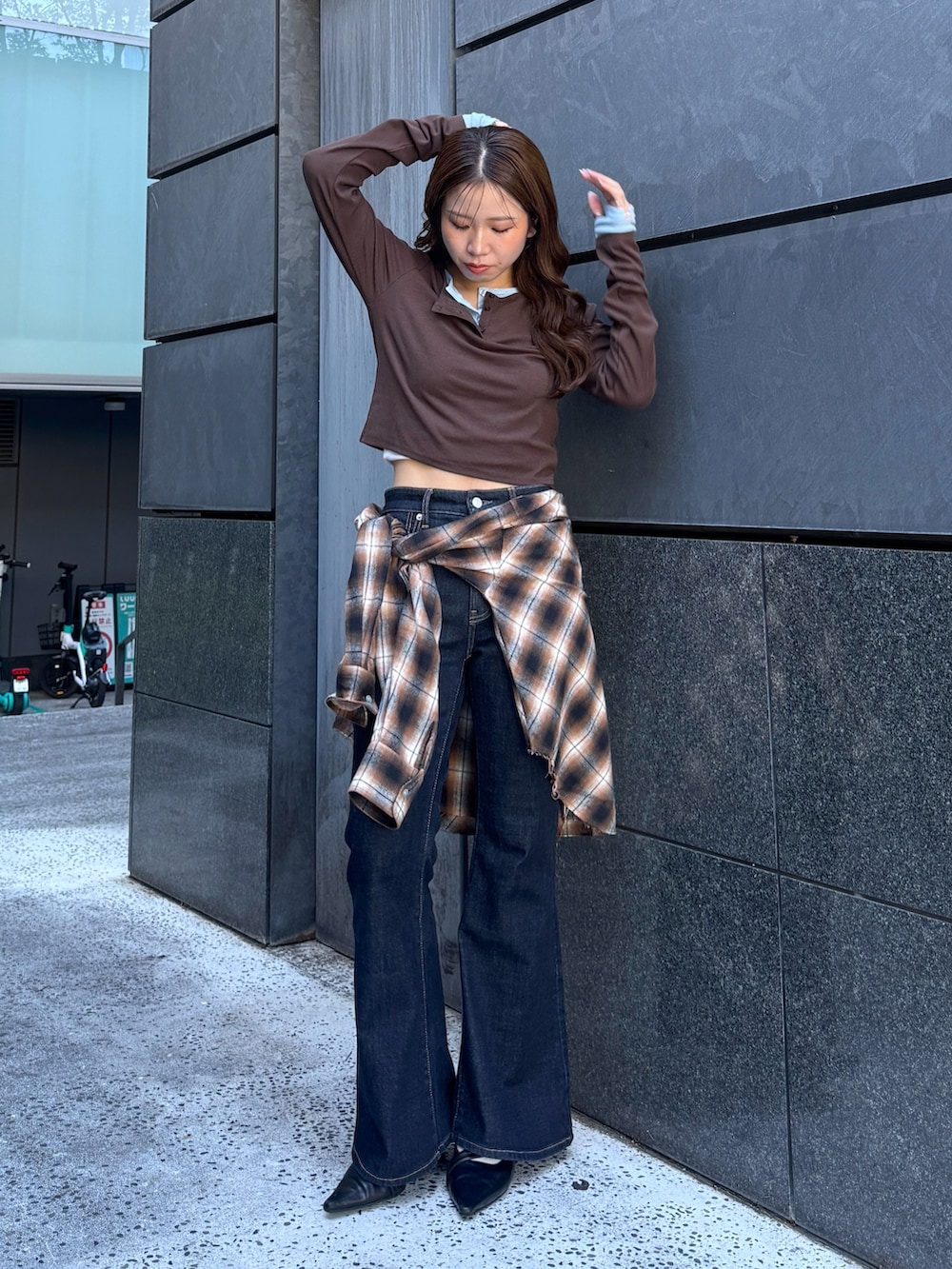 ブラウン系のTシャツ/カットソー、ブラウン系のシャツ/ブラウス、ブラック系のパンプスを着用したレディースの秋コーディネートの5枚目の写真