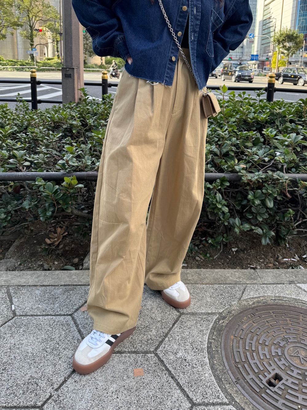 ベージュ系のチノパンツ、ブルー系のシャツ/ブラウスを着用したレディースの冬コーディネートの10枚目の写真